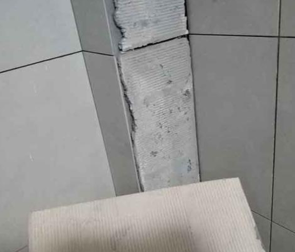 梅州瓷砖空鼓维修公司分享下厨房瓷砖脱落的补救措施。